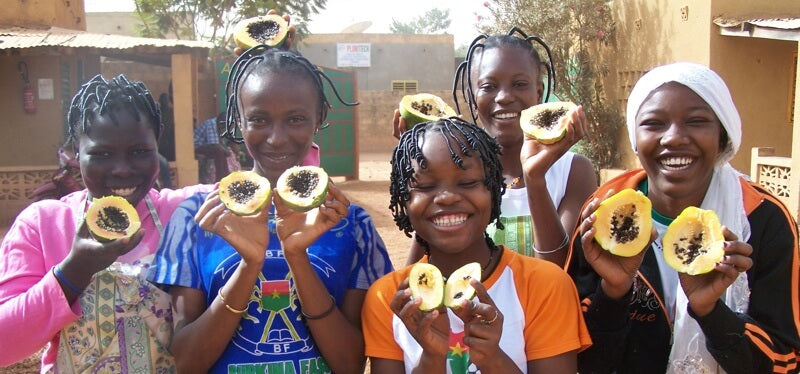 Eine Portion Milch und Obst für ein Kind in Burkina Faso