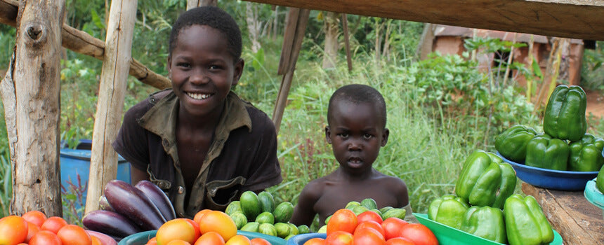 Eine ausgewogene Schulmahlzeit für ein Kind in Uganda