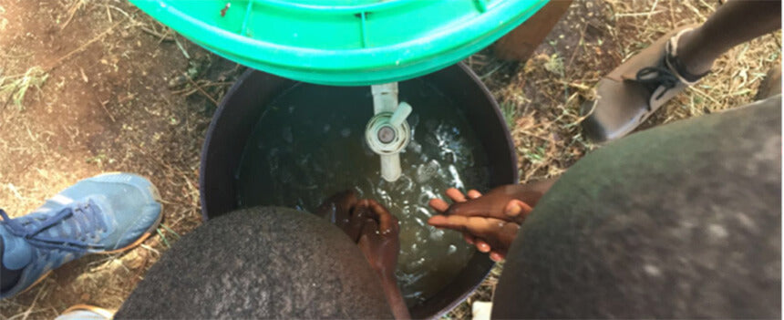 7.5 Liter Wasser zum Händewaschen für ein Schulzentrum in Tansania