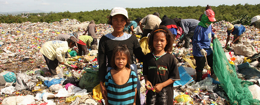 Eine Tetanusimpfung für ein Müllbergkind auf den Philippinen