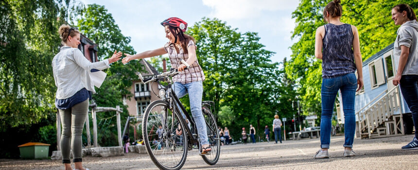 Ein Fahrradtraining für eine geflüchtete Frau in Deutschland