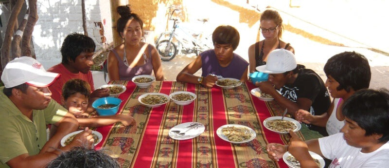 Eine warme Mahlzeit für ein Straßenkind in Peru