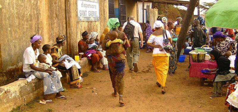 Eine medizinische Behandlung für ein Kind in Guinea