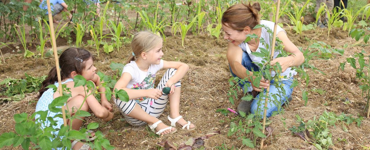 Eine Schulstunde auf dem Gemüseacker für ein Kind in Deutschland