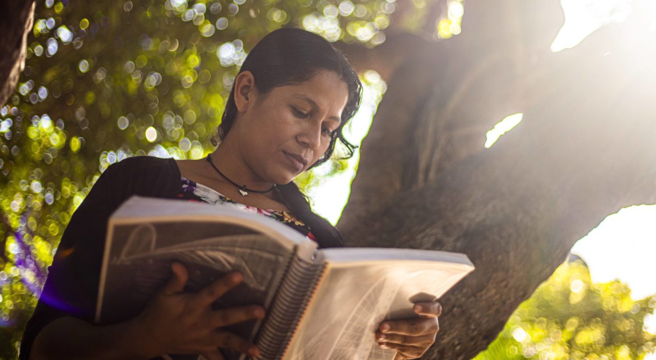 Eine halbe Stunde Studium für eine junge Frau in Nicaragua