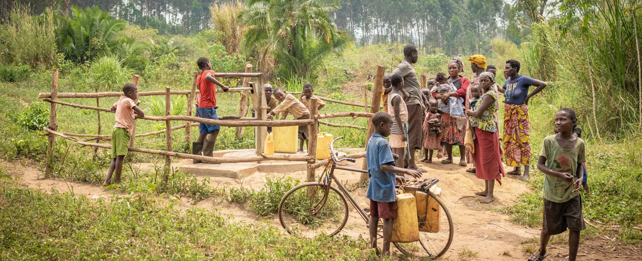 6 Monate Zugang zu sauberem Trinkwasser für ein Kind in Uganda