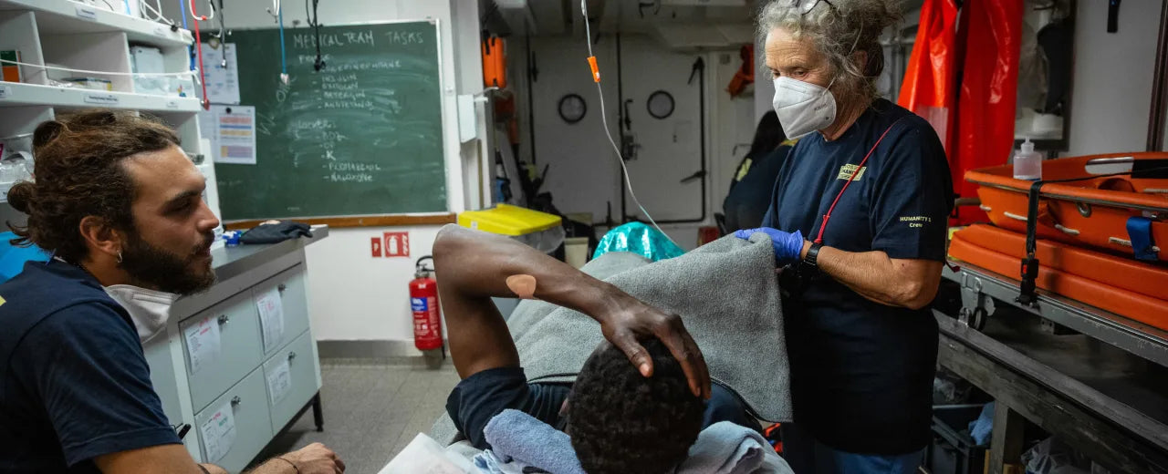 2 Minuten Versorgung aus Seenot geretteter Menschen im Mittelmeer