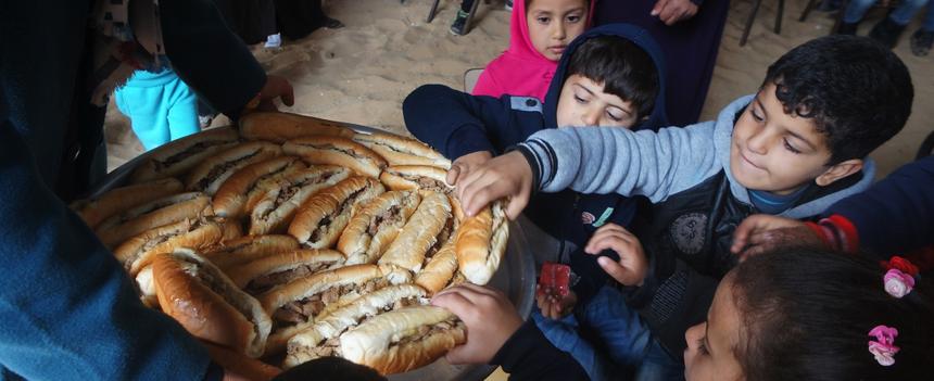 Ein Mittagessen für ein Schulkind im Gazastreifen