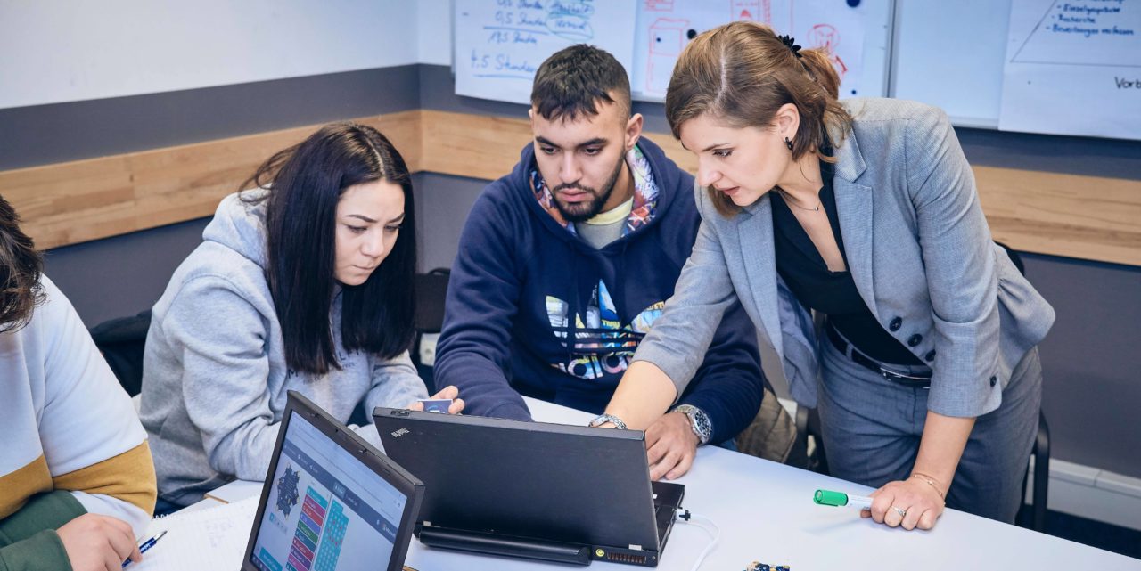 8 Minuten Hilfe in der Ausbildung für Geflüchtete in Deutschland