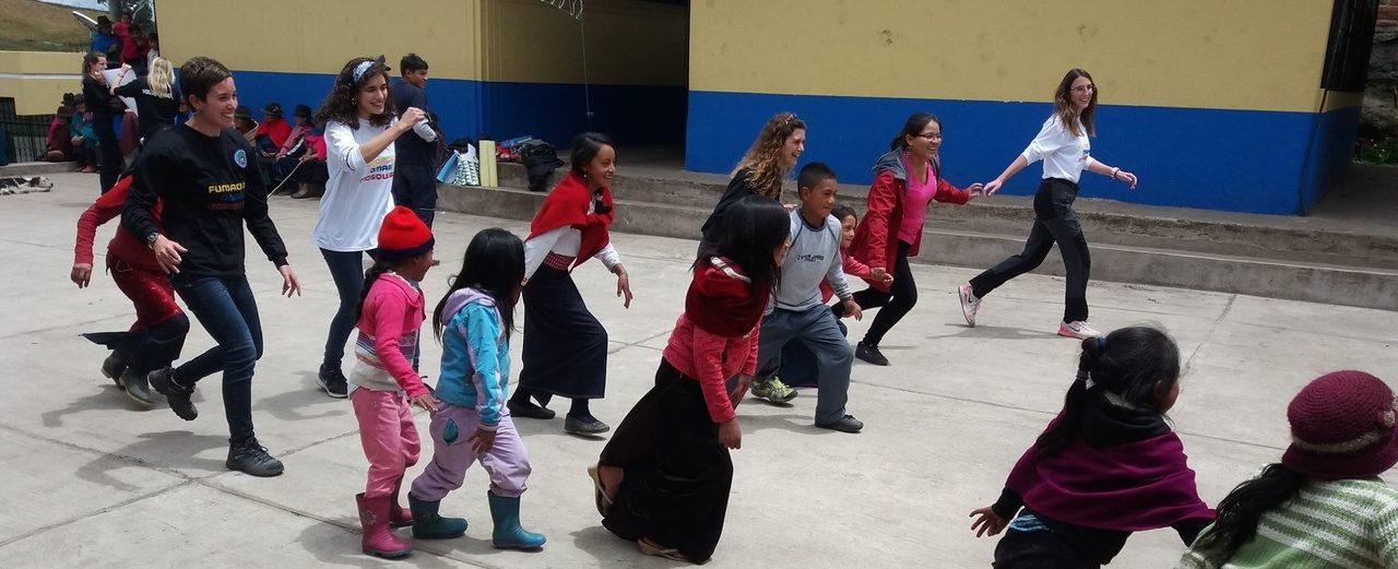 Eine Wurmkur für ein Schulkind in Ecuador